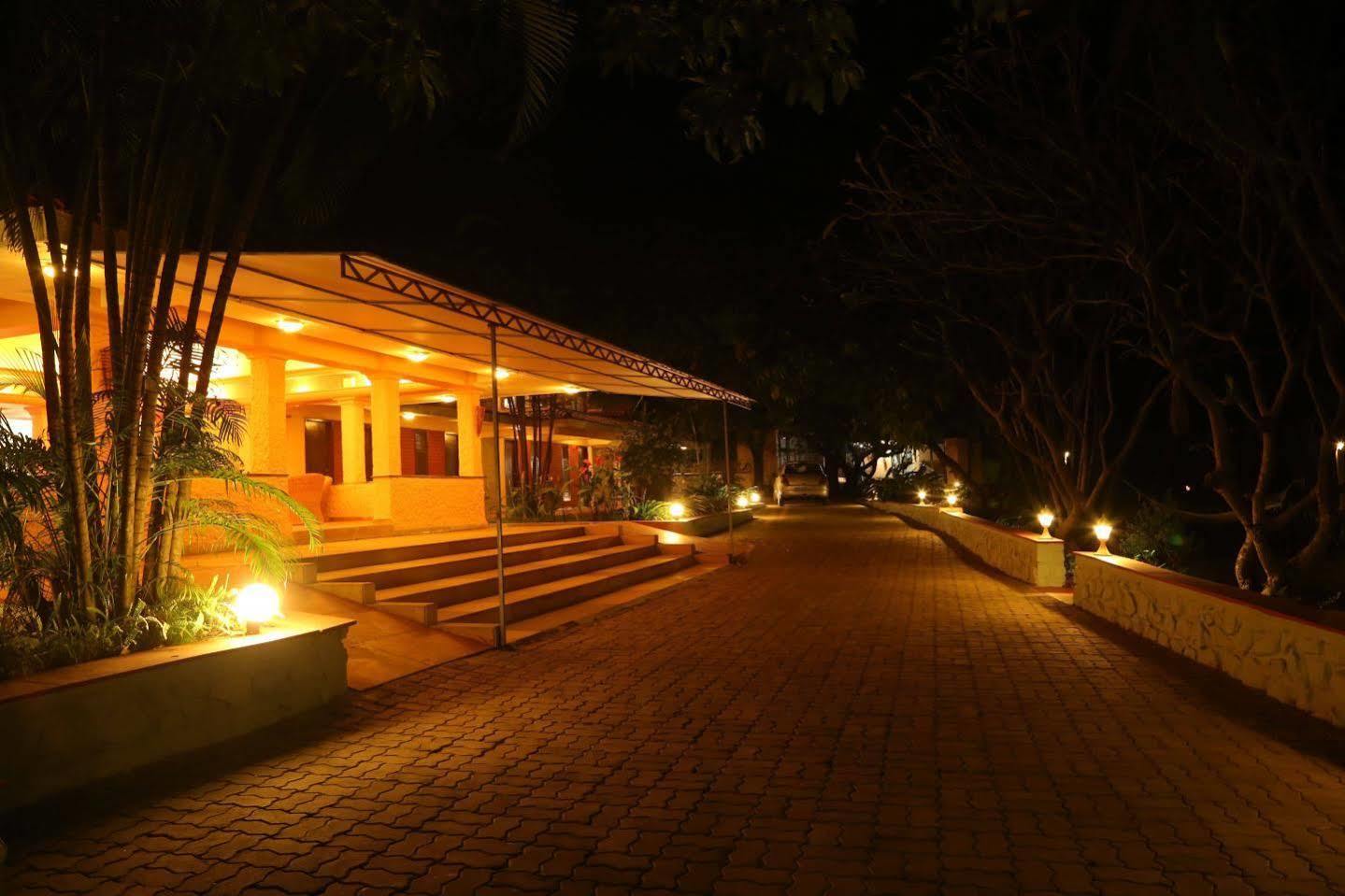 Outpost@Alibaug Otel Alībāg Dış mekan fotoğraf